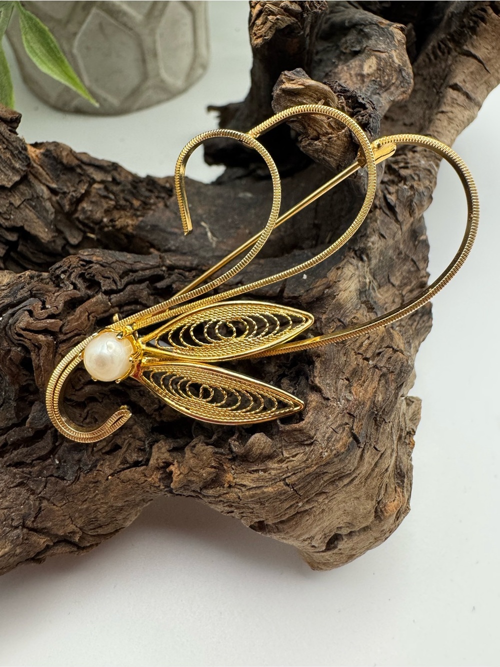Vintage gold-tone filigree leaf & faux pearl brooch, small smudge on pearl, GUC.